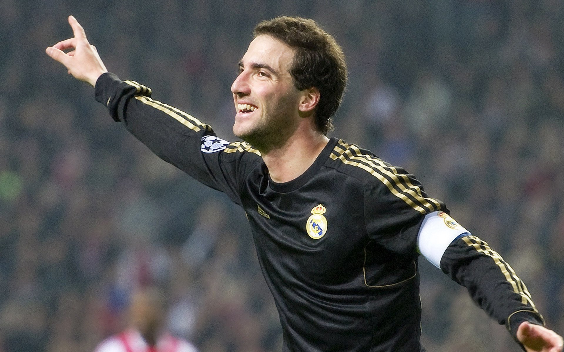 “宽板滑水:东三叉湖马鞍山赛场成运动爱好者的新天堂”